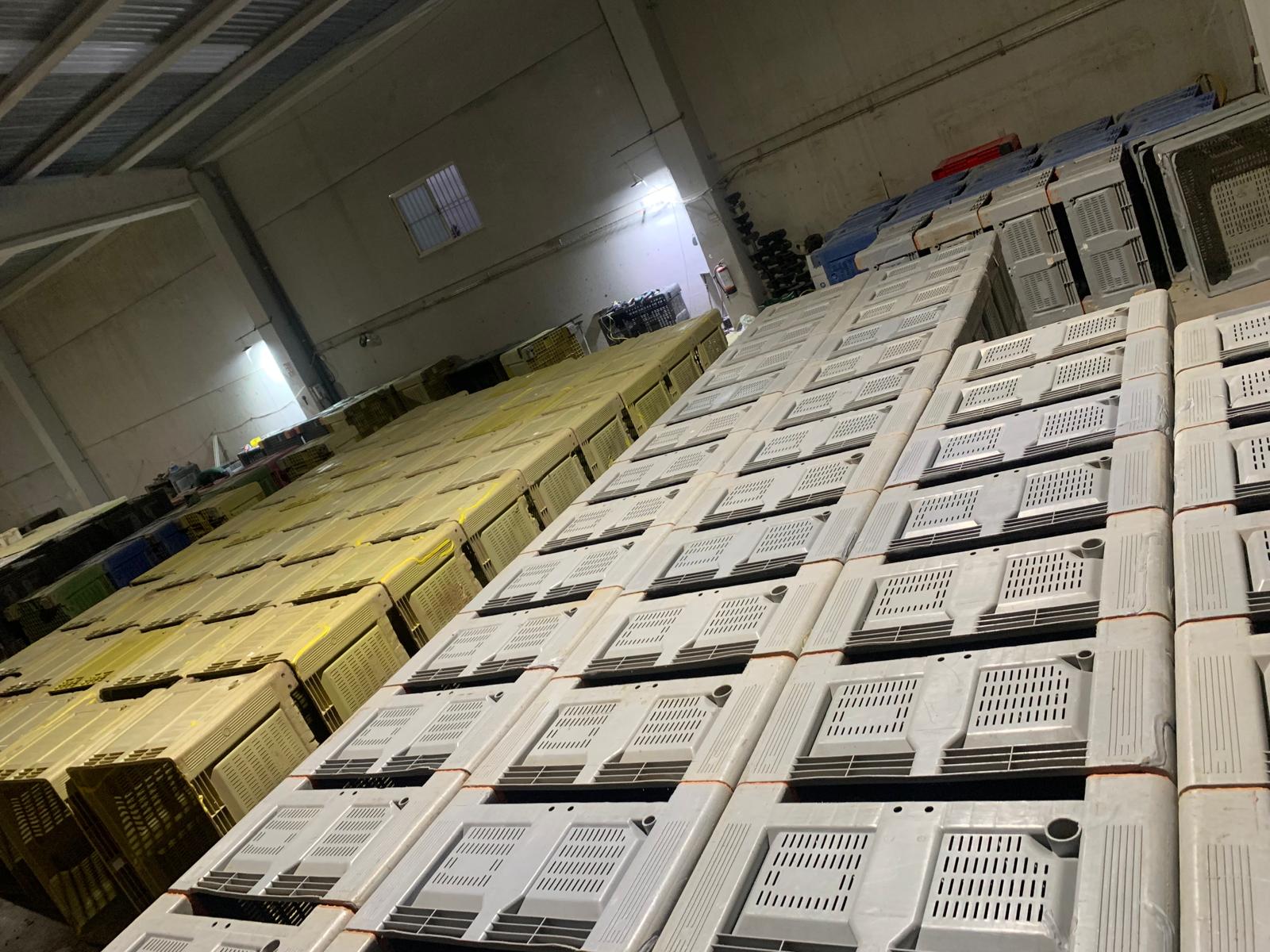 Ejemplo de reparación estructural en contenedor de plástico antes y después de aplicar soldadura profesional